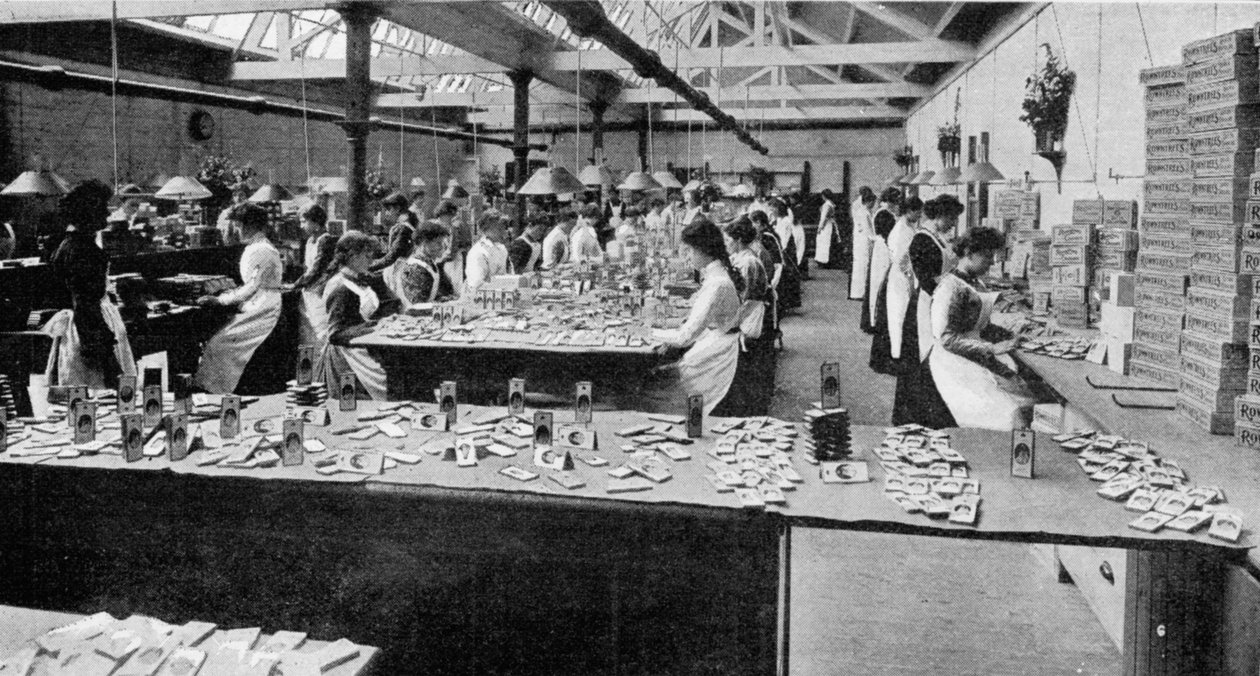 Llenando cajas de chocolate en una fábrica de York para los tés de la Reina, ilustración de The Graphic, 19 de julio de 1902 de English Photographer