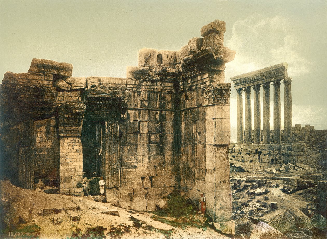 Puerta del Templo de Júpiter, Baalbek, c.1880-1900 de Swiss Photographer
