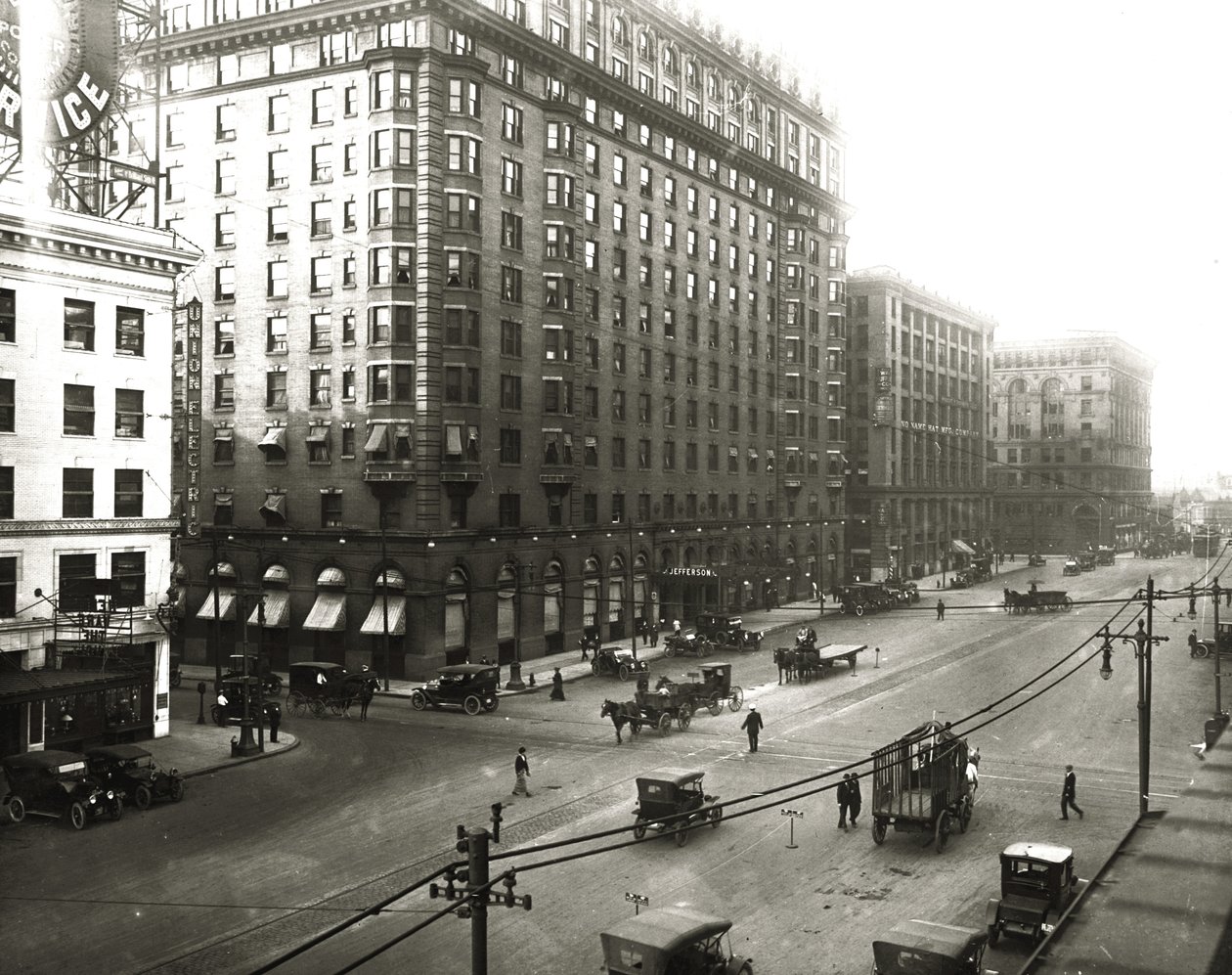 Hotel Jefferson y edificios de Union Electric en la intersección de las calles Doce y Locust de Unknown
