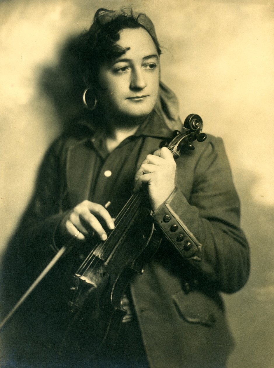 Alfred Gill con un violín, c.1933 de Unknown