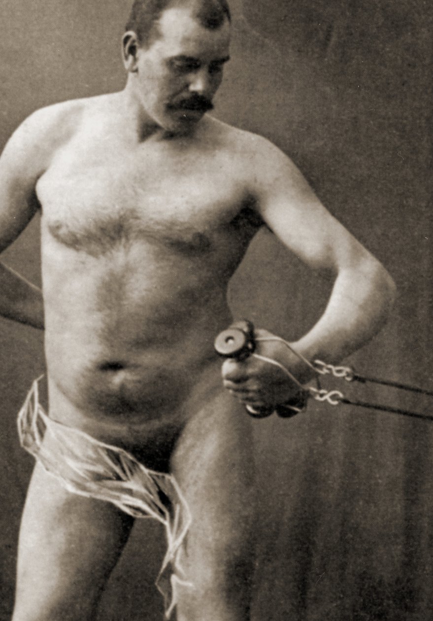 Hombre desnudo sosteniendo el mango de una máquina de cables, c.1910 de Unknown