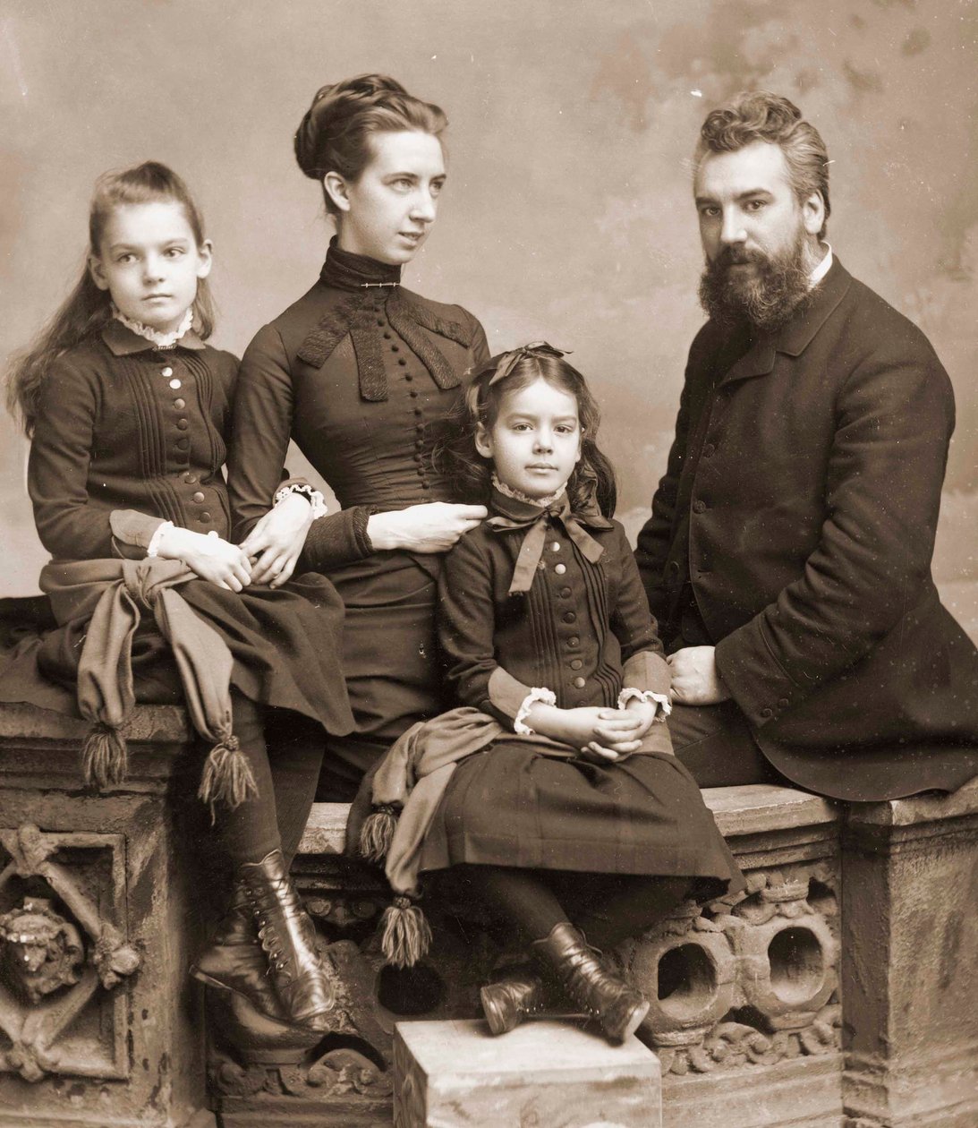 Retrato de Alexander Graham Bell, su esposa Mabel Gardiner Hubbard y sus hijas Elsie y Marian c.1885 de Unknown