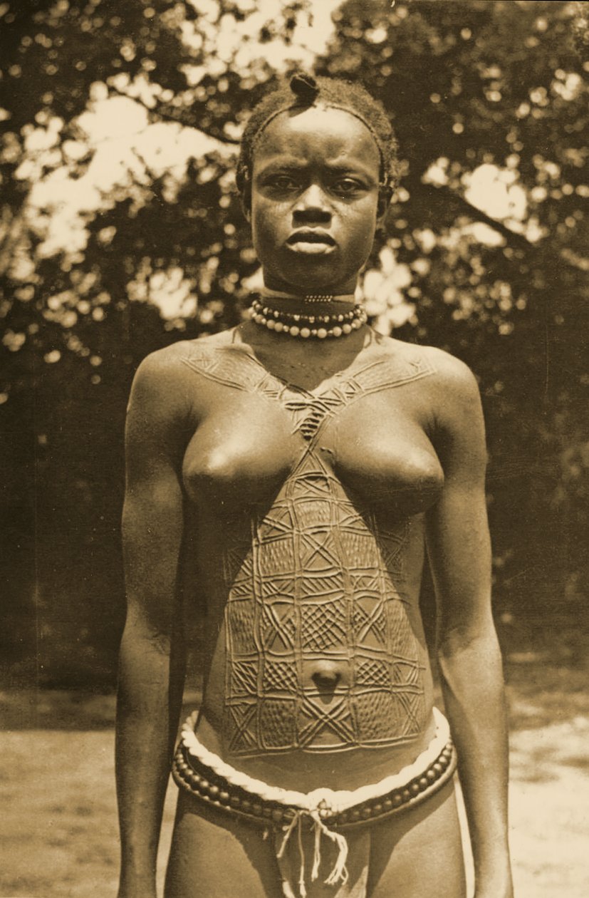 Mujer de Guinea con escarificación tradicional, c.1905 de Unknown