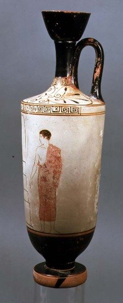 Lécito ático de fondo blanco decorado con un joven vestido con un himatión gris, de Laurium, Ática, c.450-425 a.C. de Achilles Painter