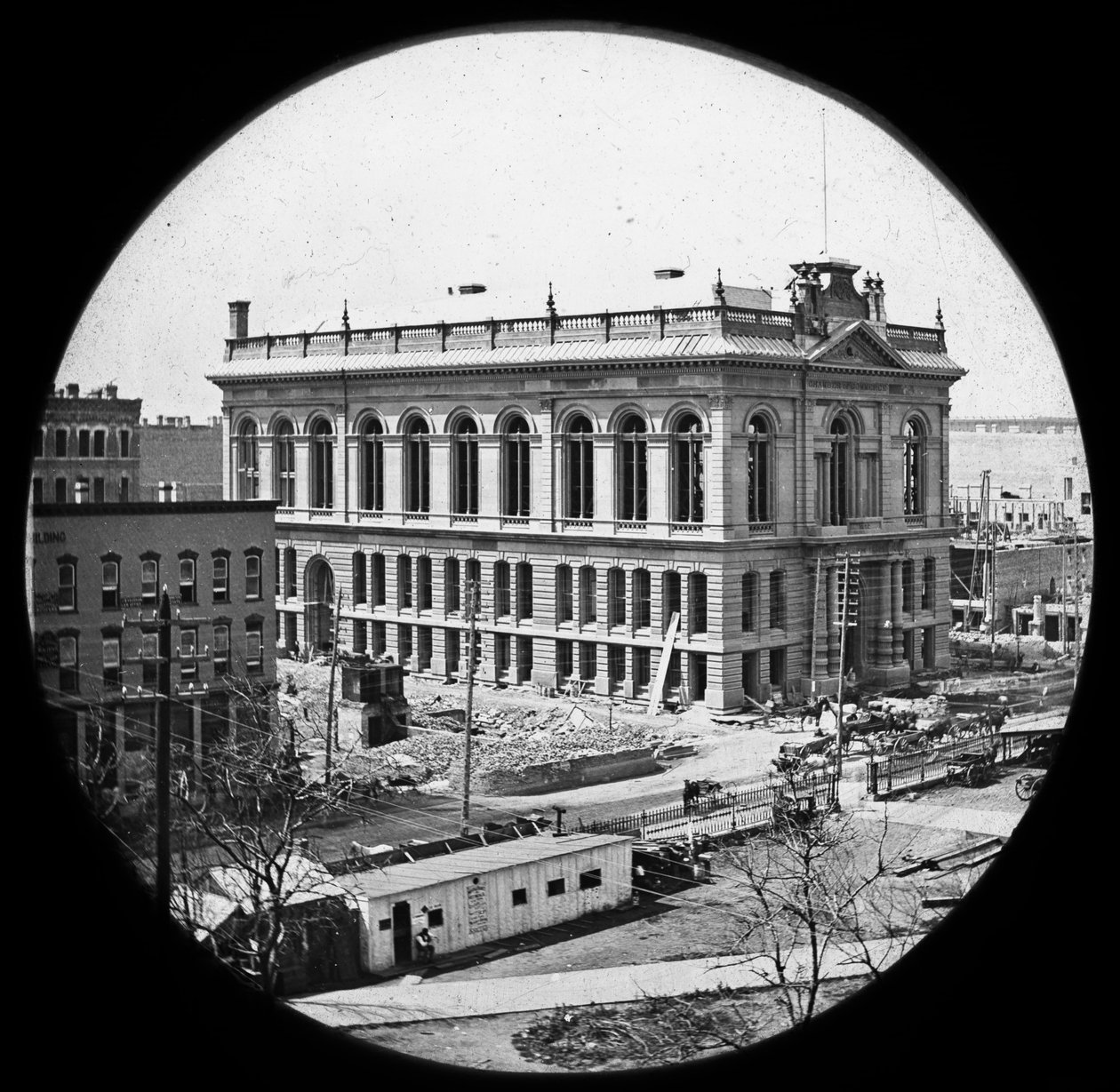 La Cámara de Comercio siendo reconstruida después del Gran Incendio de Chicago, c.1872 de American Photographer