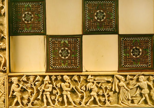Borde de un tablero de ajedrez que representa músicos en un jardín, 1415 de French School