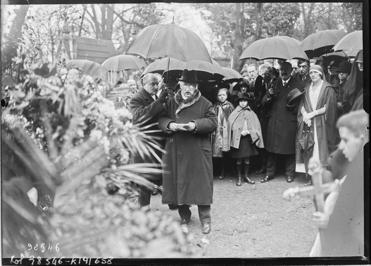 Funeral de Georges-Victor Hugo, discurso de Gustave Simon en el cementerio de Père-Lachaise de Agence Rol