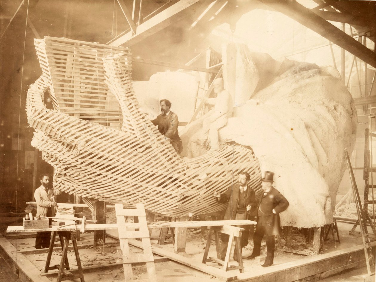 Construcción del esqueleto y superficie de yeso para el brazo izquierdo y la mano de la Estatua de la Libertad, c.1880 de Albert Fernique