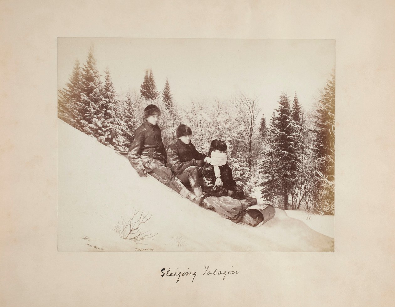 Tres Toboganes en una Colina Nevada de Alexander Henderson