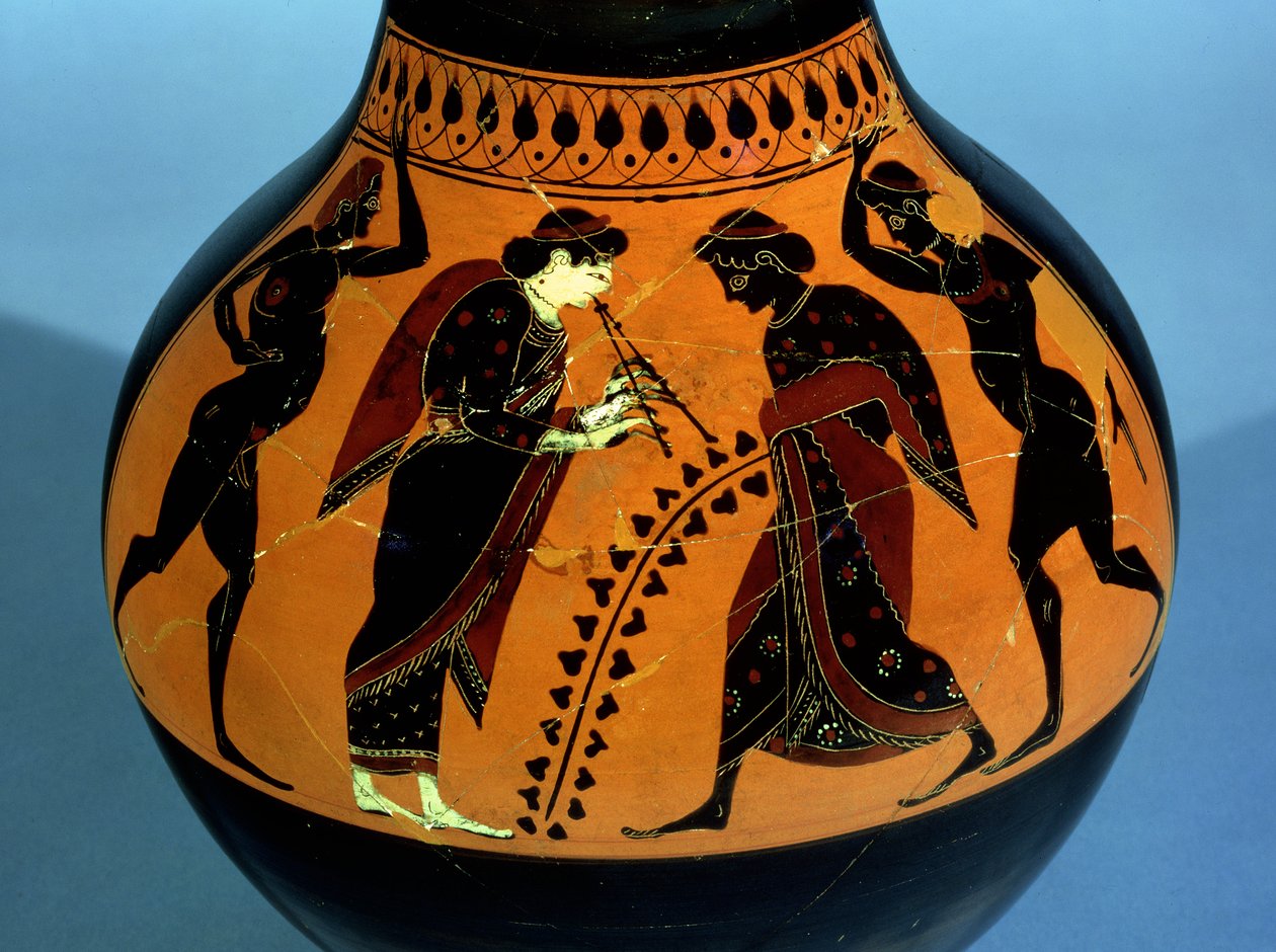 Oinochoe de figuras negras áticas decorada con una escena de una fiesta con bailarines y una mujer tocando un instrumento de caña de Amasis Painter