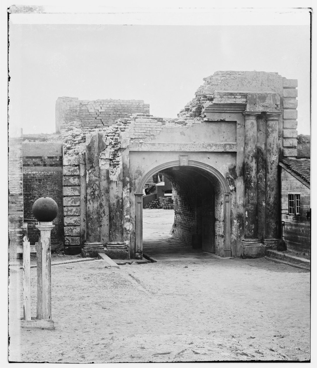 Puerta de Sally de Fort Moultrie, Carolina del Sur, al final de la guerra, 1865 de American Photographer