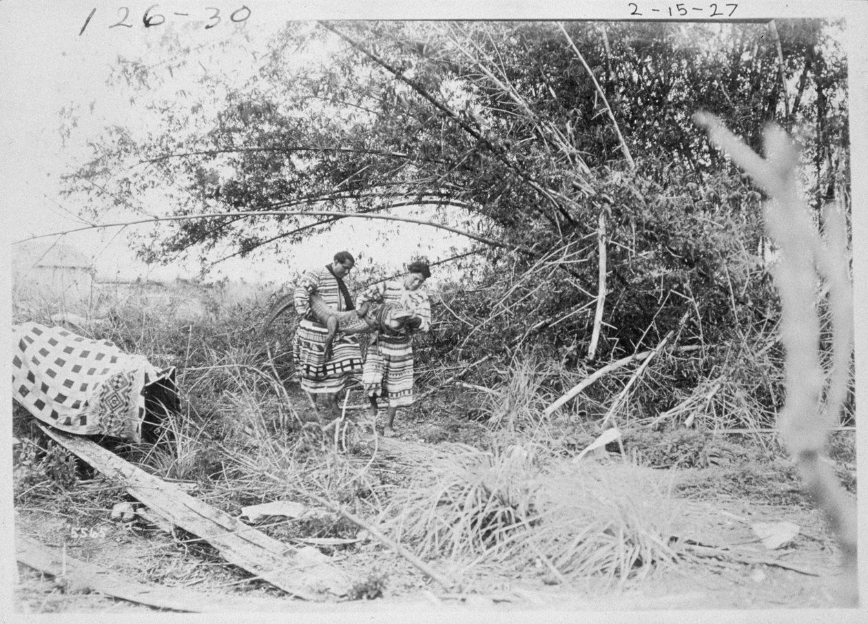 Indios Seminola con un caimán capturado de American Photographer