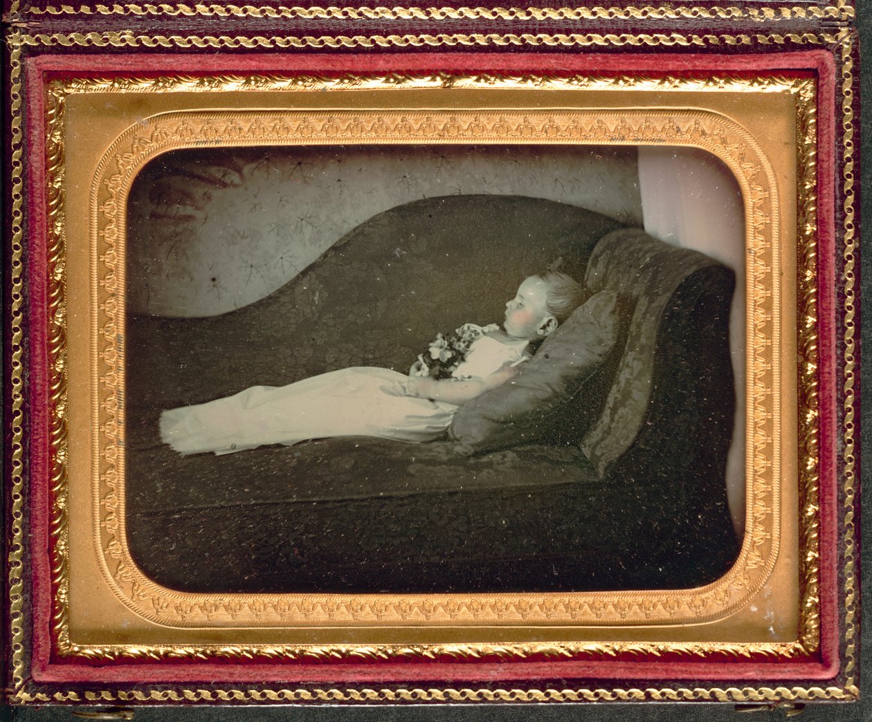 Niño muerto en un sofá, c.1855 de American Photographer
