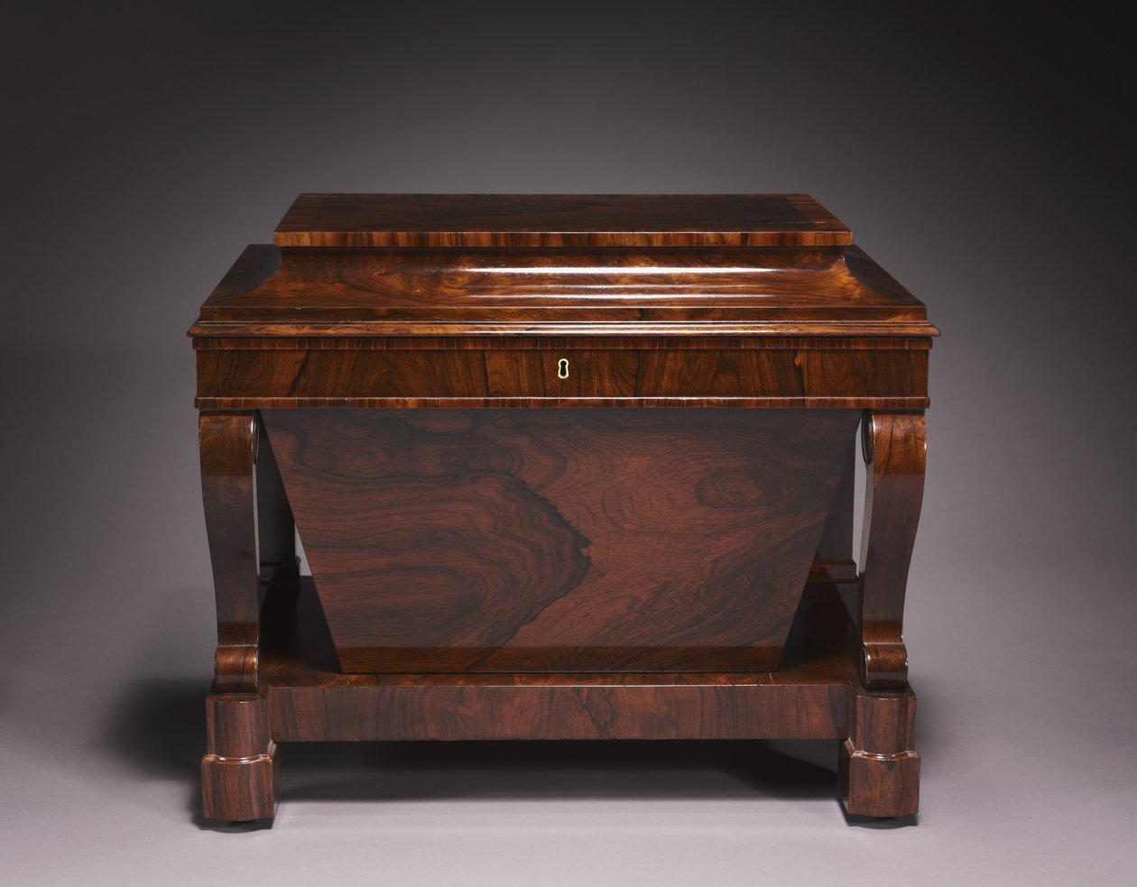 Licorera, firma de Duncan Phyfe y Hijo de American School