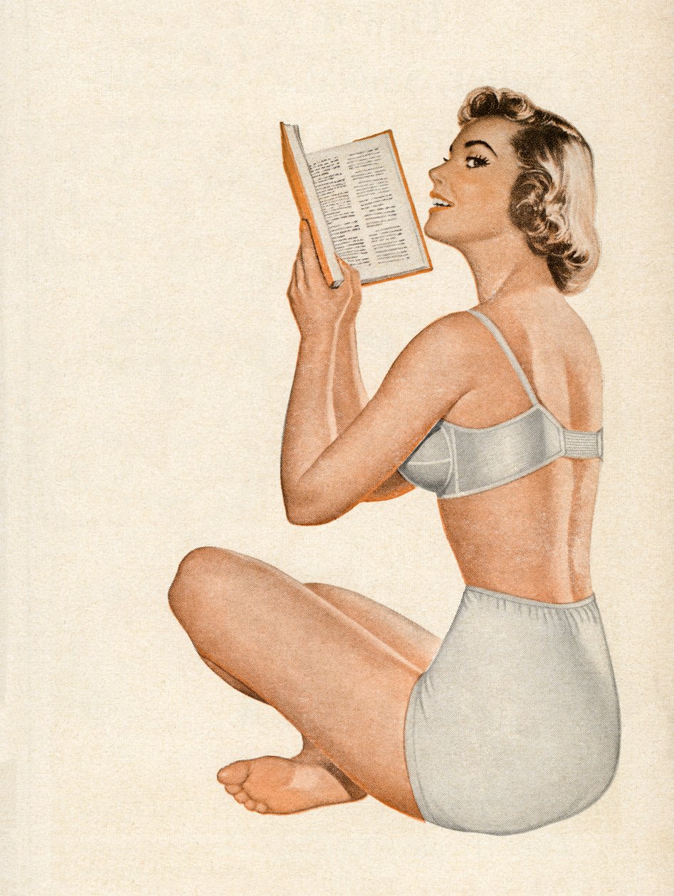 Mujer en lencería sentada leyendo un libro de American School
