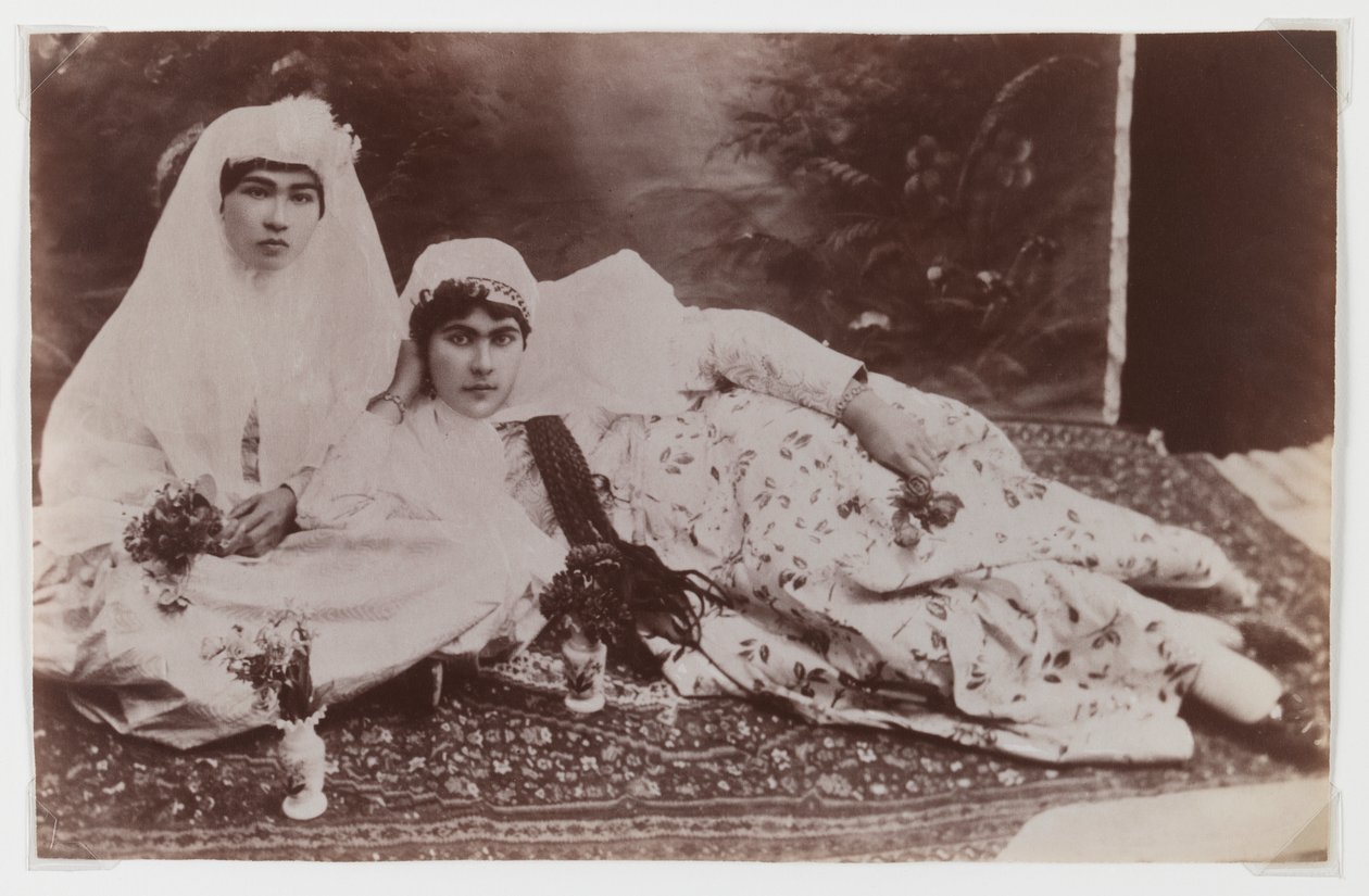 Mujeres posando con ramos de flores de Antoin Sevruguin