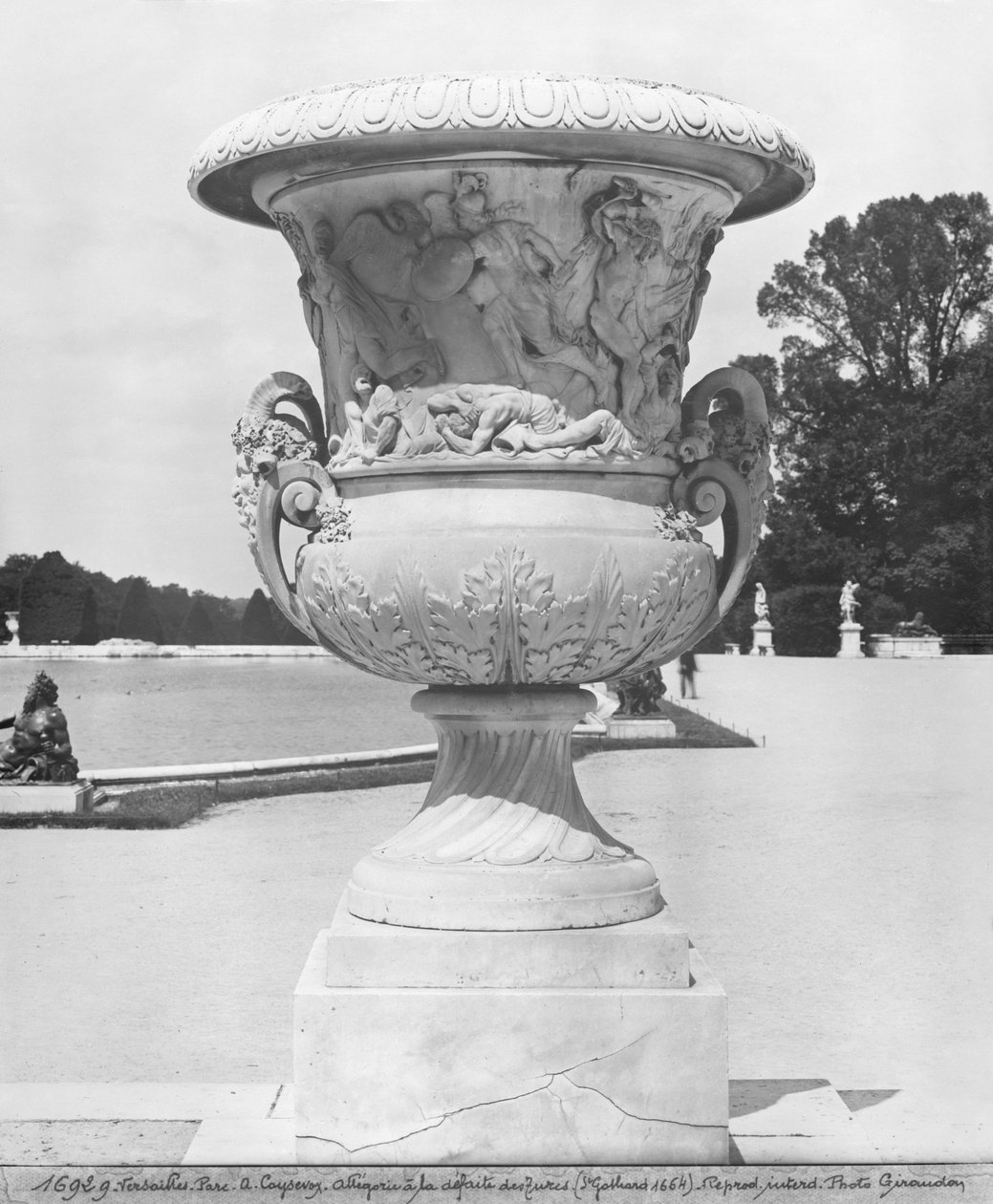 Vaso monumental, alegoría de la derrota de los turcos por las tropas del rey en 1664, 1684-85 de Antoine Coysevox