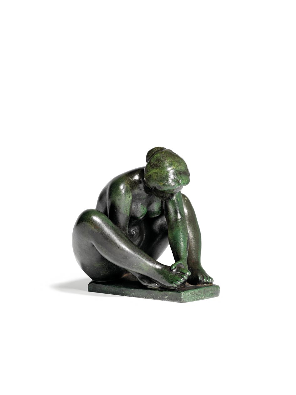 Niña agachada sosteniendo un pie de Aristide Maillol