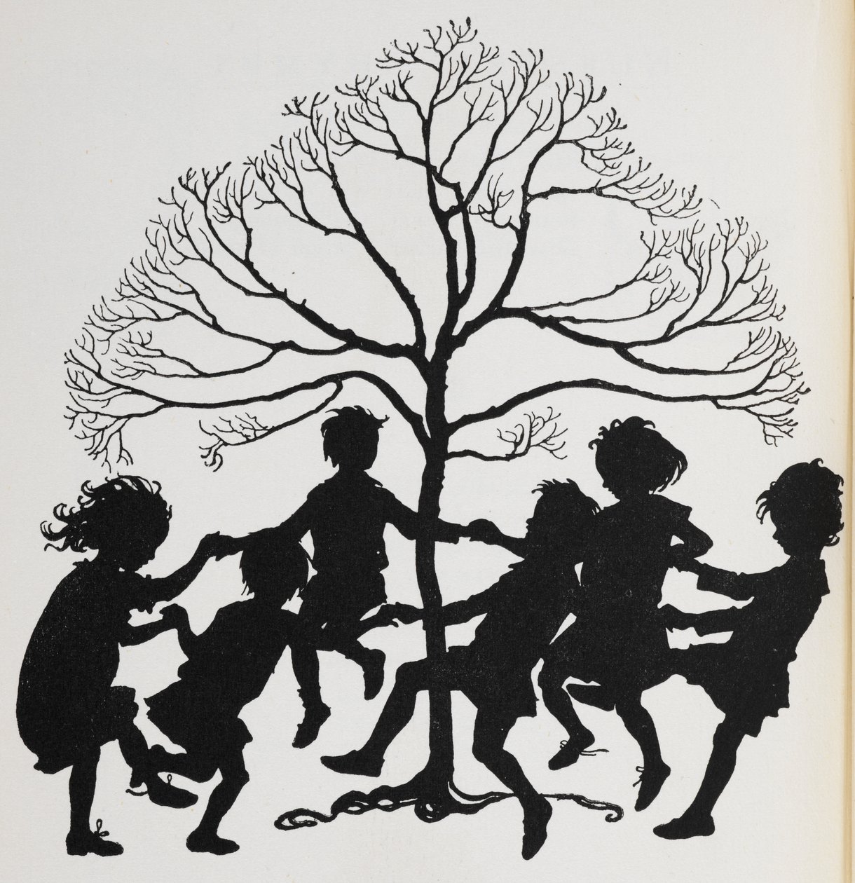Silueta de niños bailando alrededor de un árbol. de Arthur Rackham