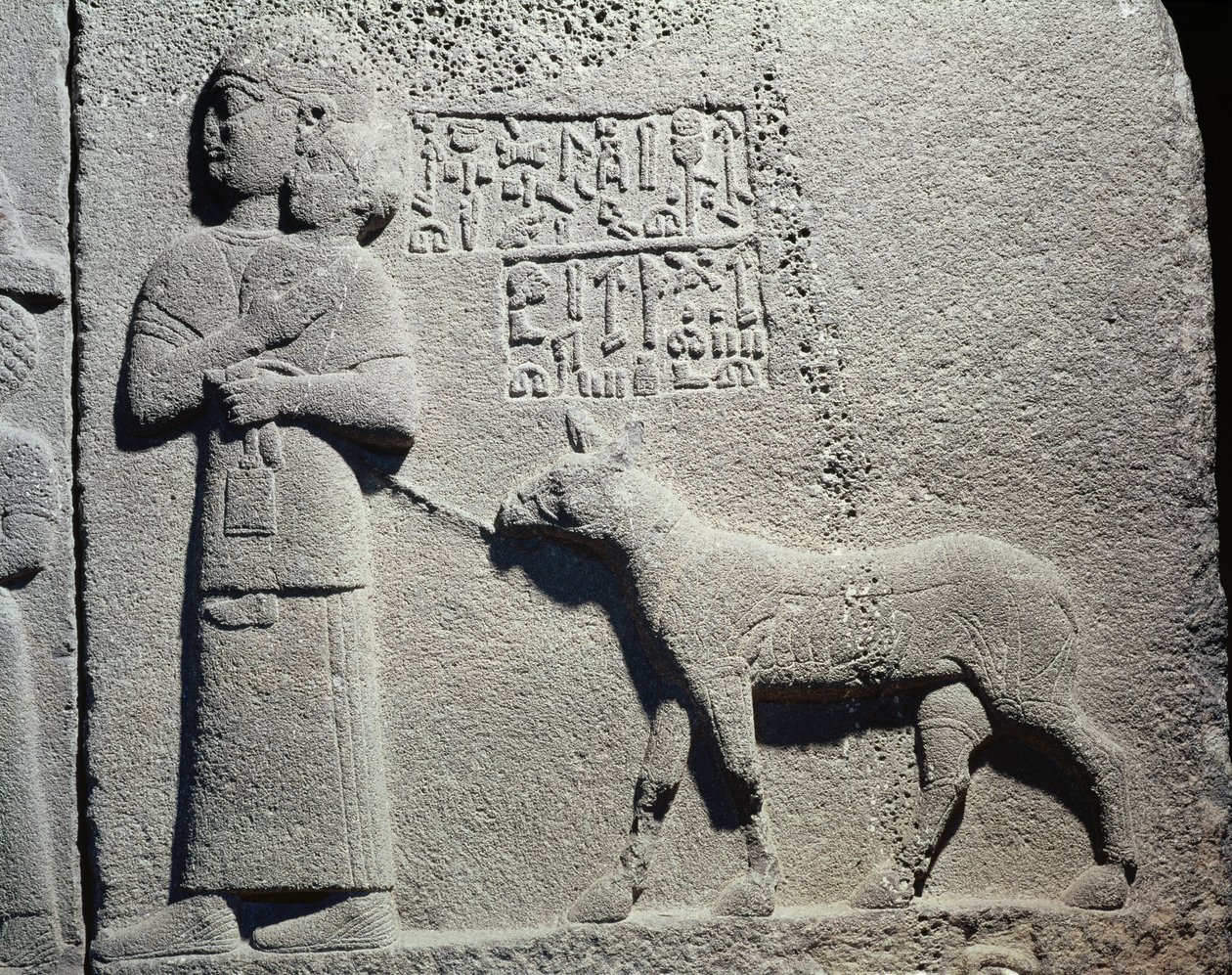 Reina o nodriza llevando a Tuwarsais, el hijo menor del Rey Araras, Carquemis, Neo-Hitita (basalto) de Assyrian