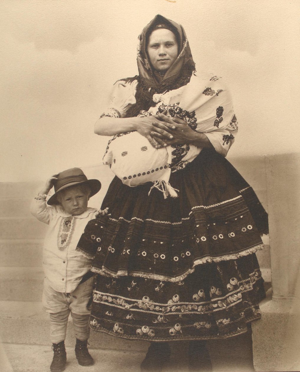 Mujer y Niños Eslovacos, c.1910 de Augustus F. Sherman