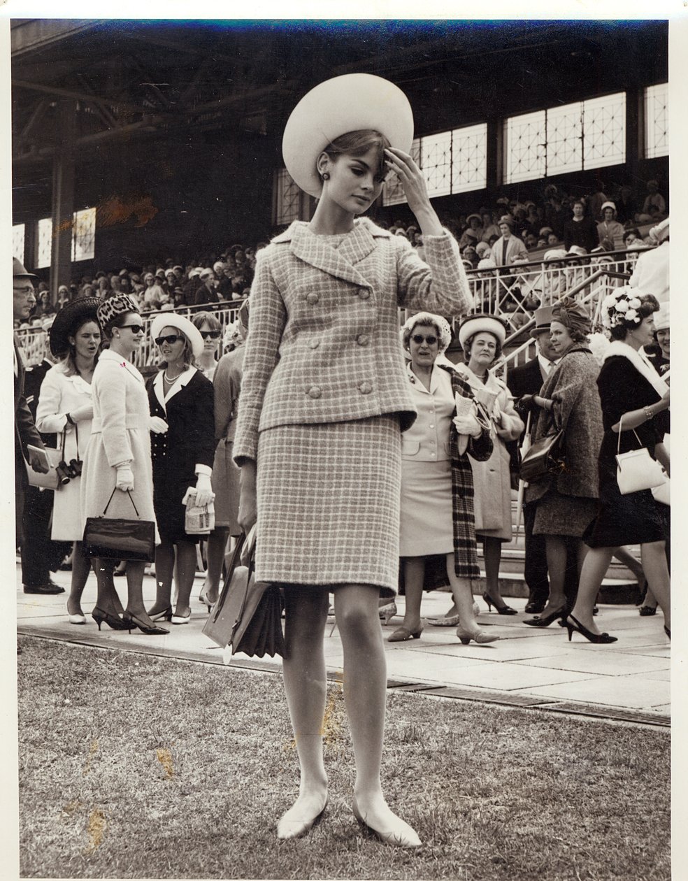 Jean Shrimpton (n.1942) en la Copa de Melbourne en 1965 de Australian Photographer