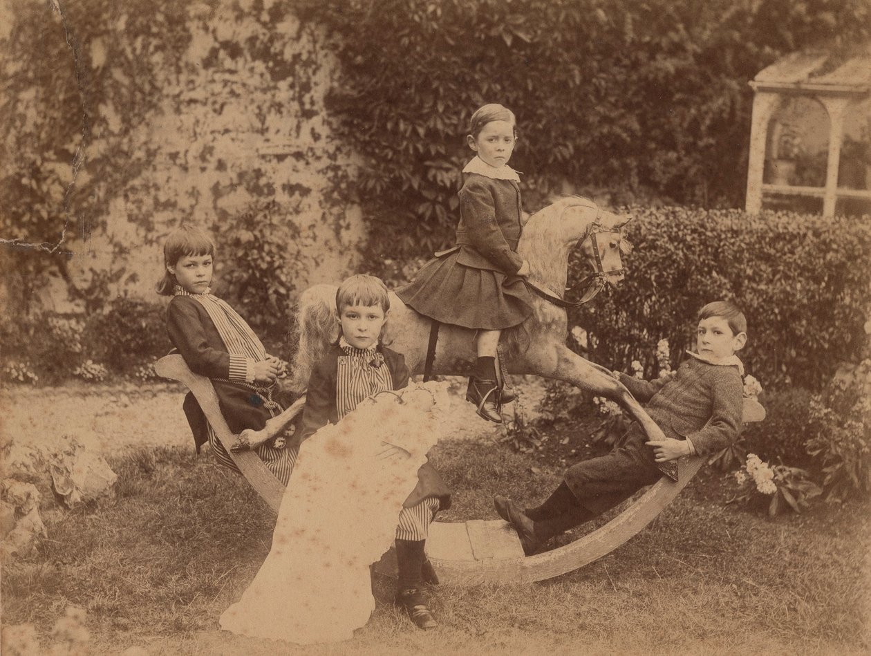 Niños en caballo de balancín, c.1890 de B. Thomas