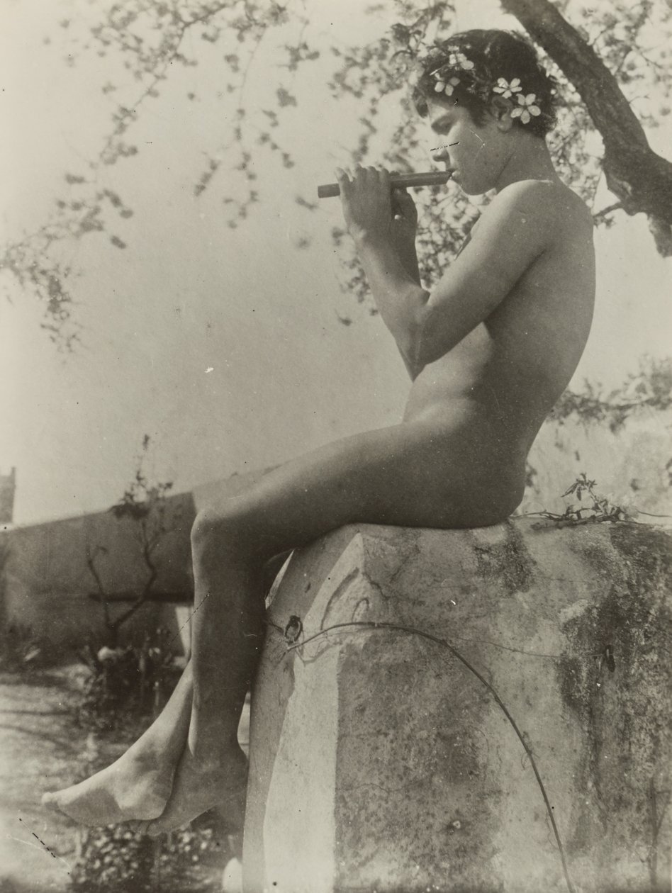 [Niño tocando la flauta] de Baron Wilhelm von Gloeden