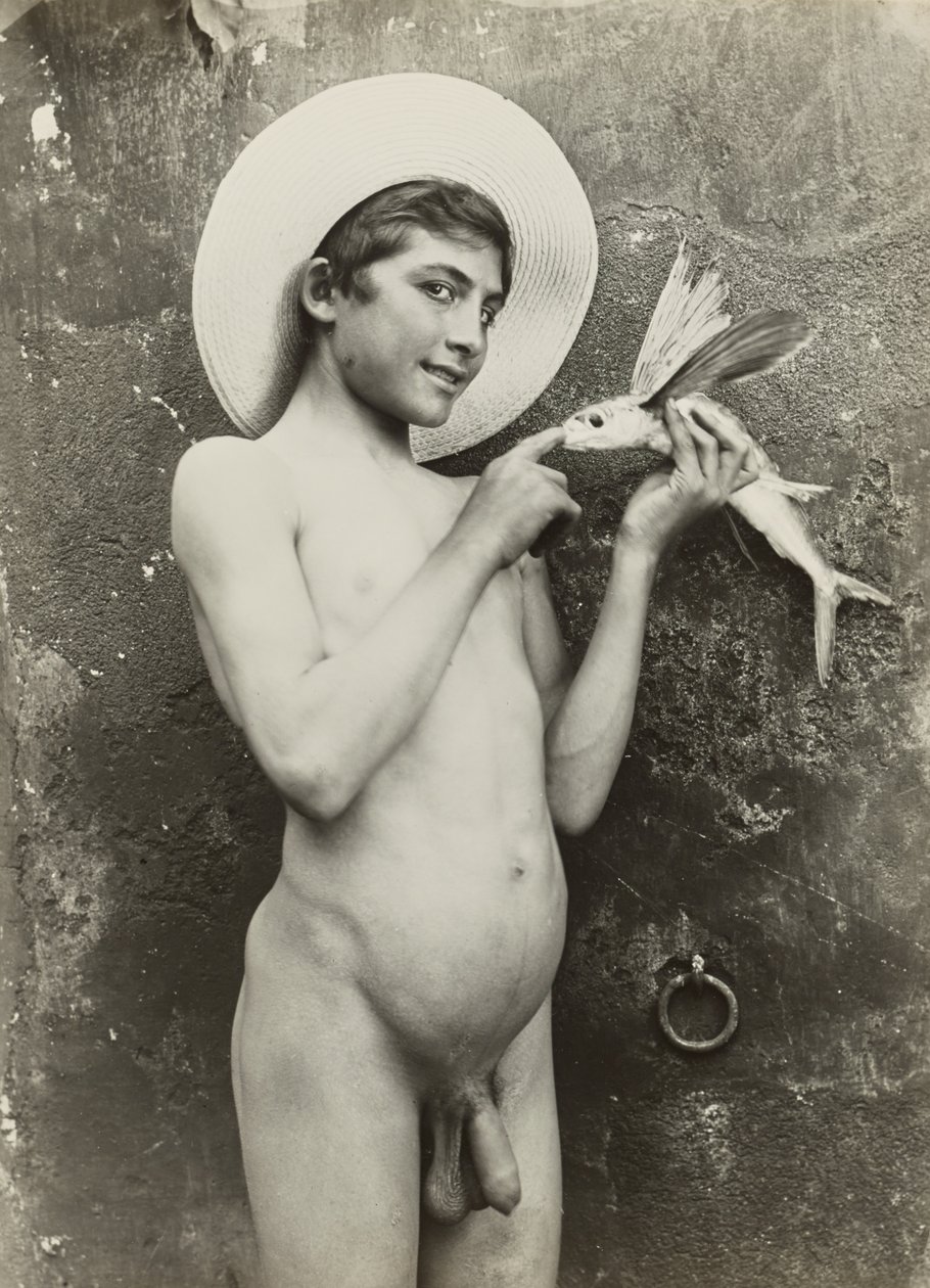 [Niño con pez] de Baron Wilhelm von Gloeden