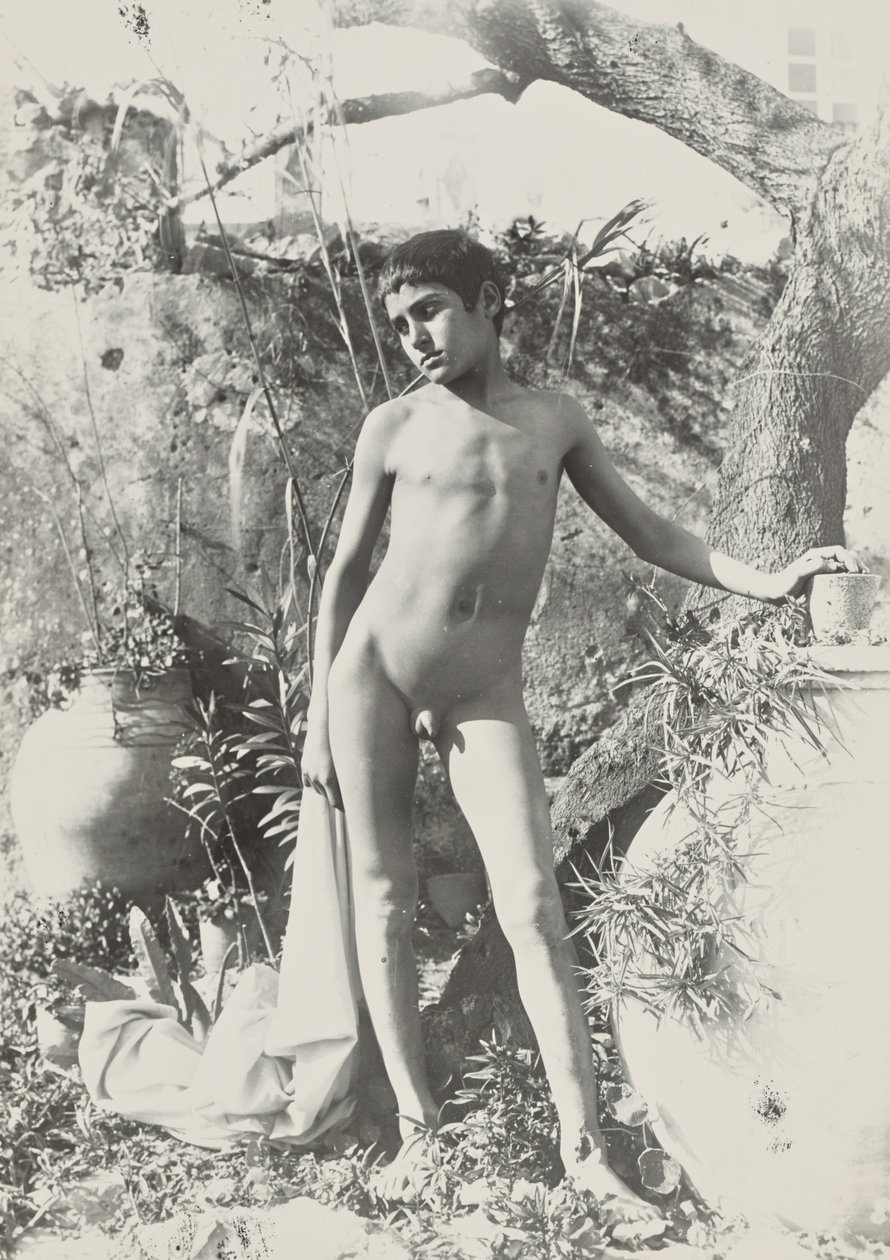 [Joven desnudo en el jardín] de Baron Wilhelm von Gloeden