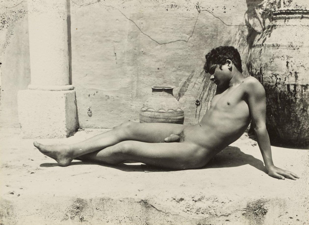 [Desnudo recostado con jarrones] de Baron Wilhelm von Gloeden