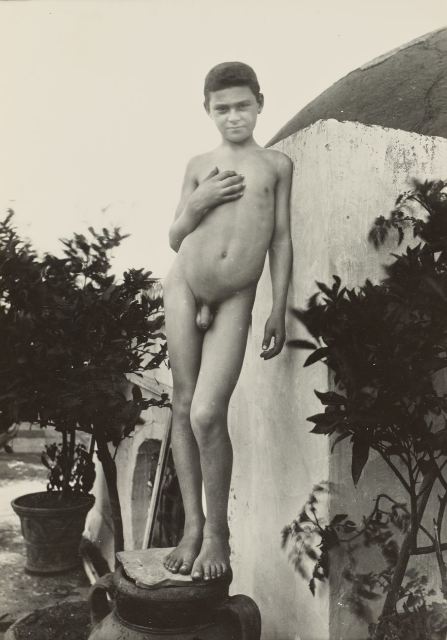 [De pie desnudo] de Baron Wilhelm von Gloeden