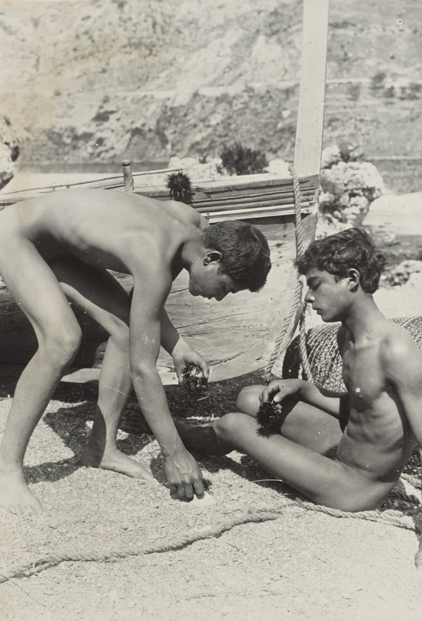 [Dos jóvenes desnudos con barco] de Baron Wilhelm von Gloeden