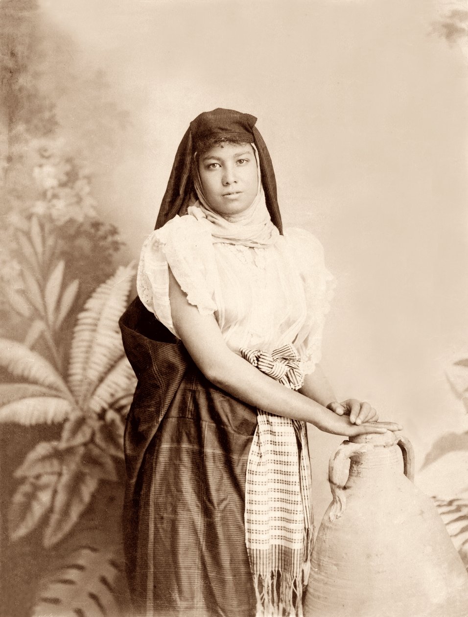 Niña con jarra de agua, c.1867-98 de Bonfils Studio