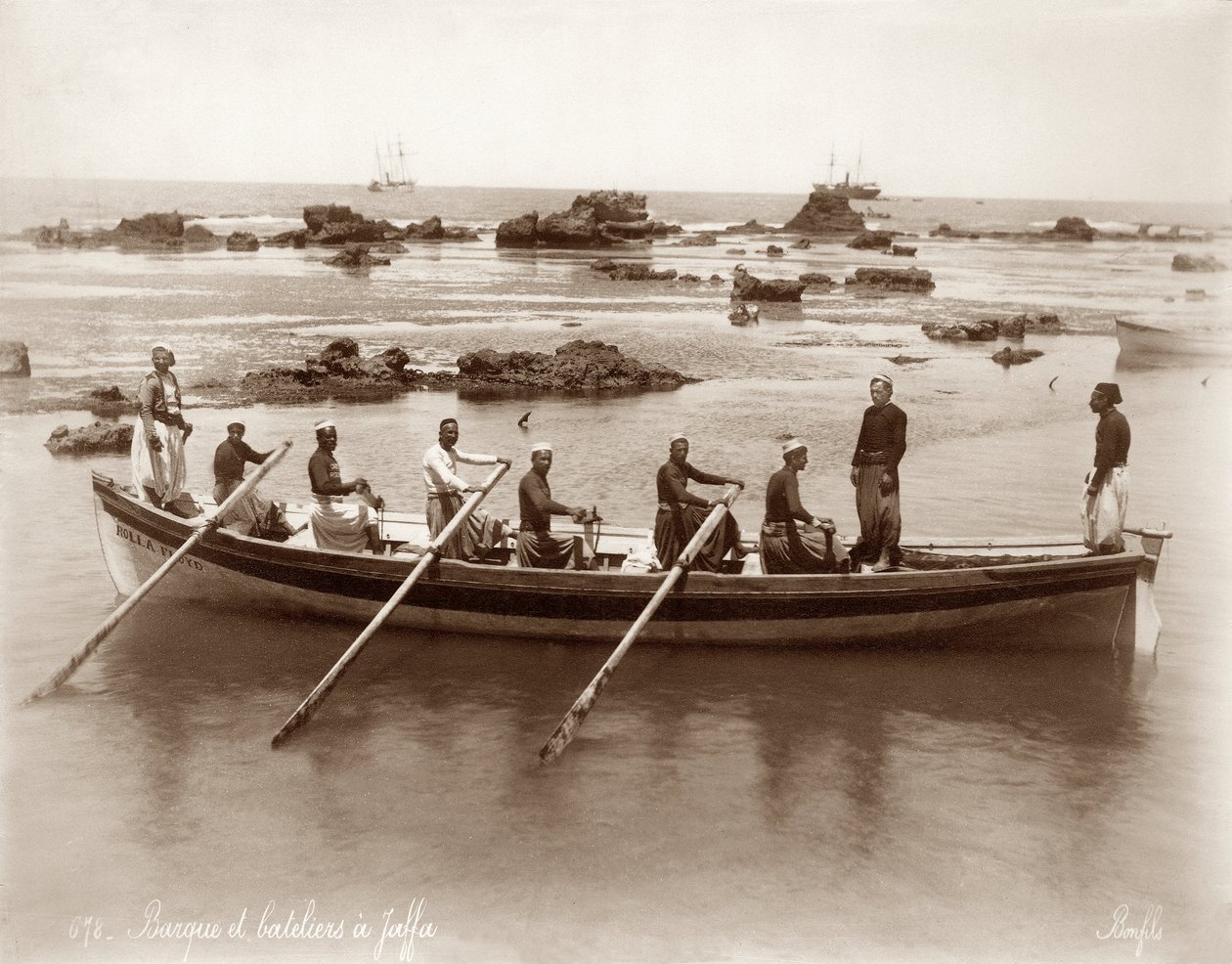 Vista de un barco y rocas del puerto en Jaffa, c.1867-96 de Bonfils Studio