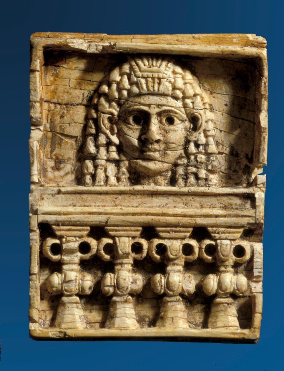 Placa que representa a una mujer en una ventana de Bronze Age