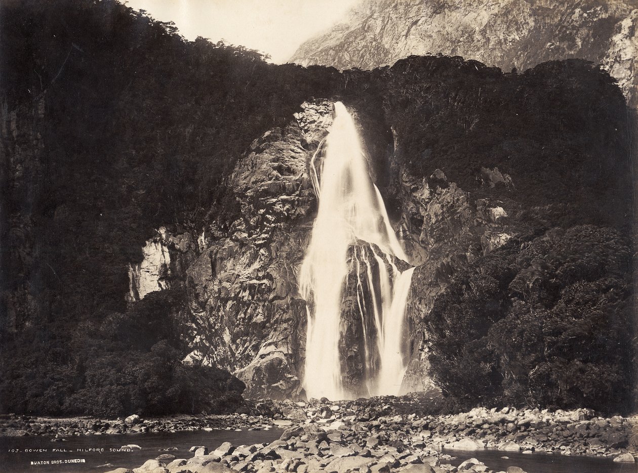 Cascada Bowen, Milford Sound, 1889 (impresión de albúmina) de Burton Brothers Studio