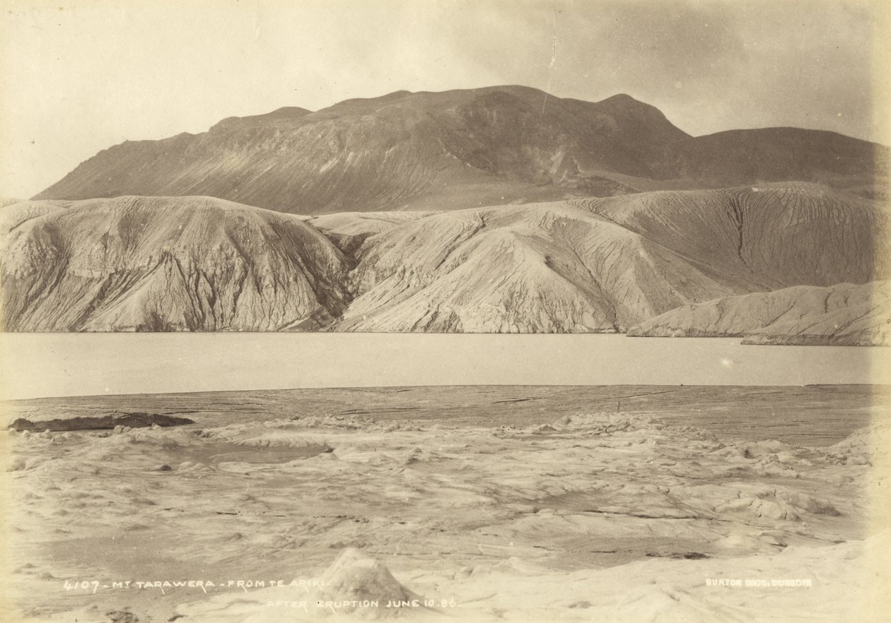 Monte Tarawera desde Te Ariki. Después de la erupción 10 de junio de 1886, julio de 1886 (impresión de albúmina) de Burton Brothers Studio