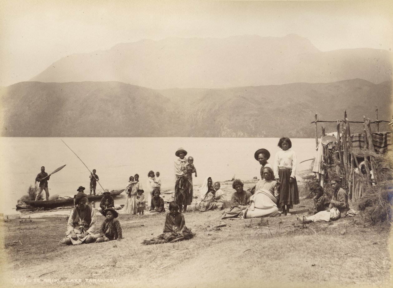 Te Ariki - Lago Tarawera, c.1885 (impresión de albúmina) de Burton Brothers Studio