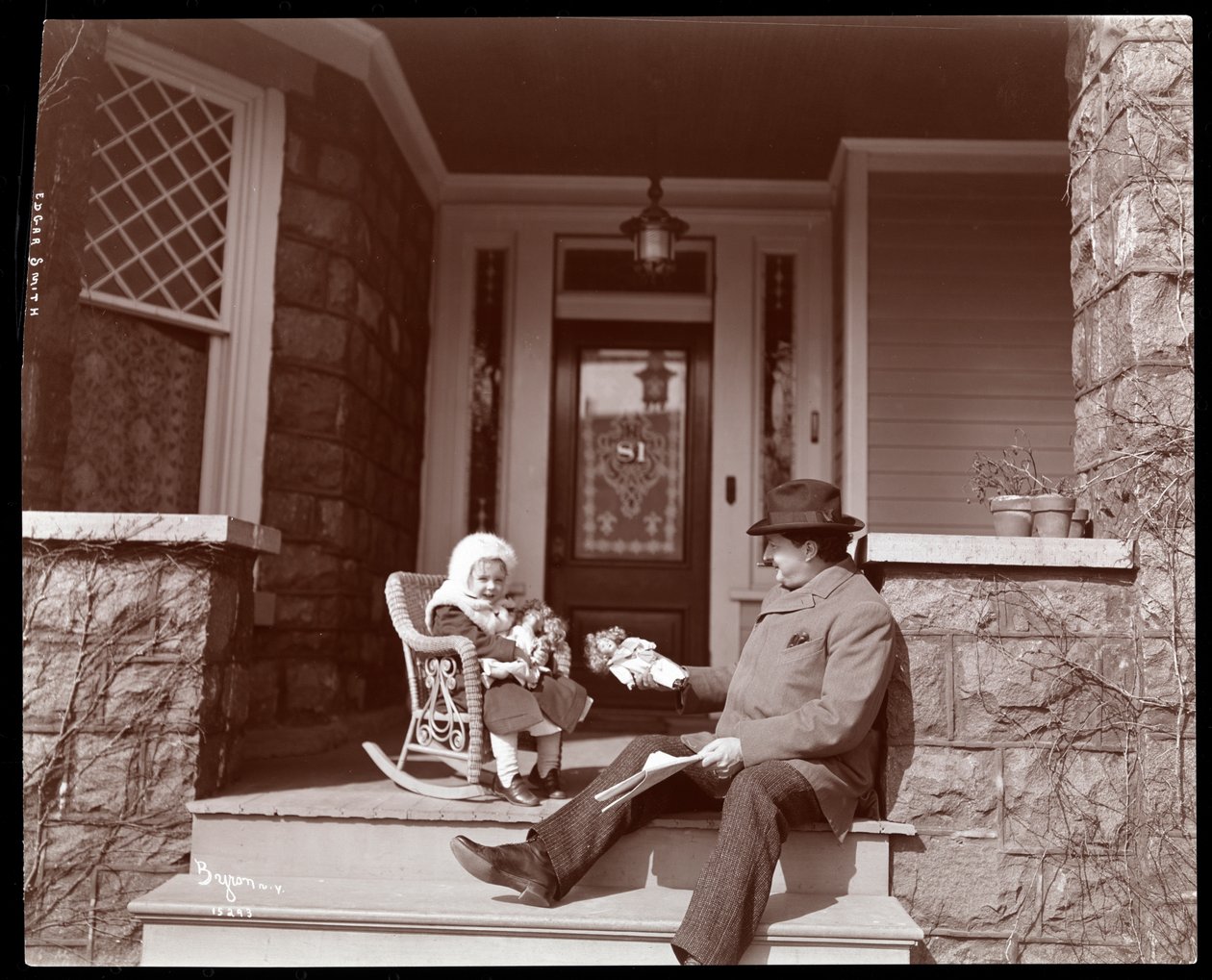Edgar Smith con su hija en los escalones de su residencia en Elmhurst, Long Island; 1902-3 de Byron Company
