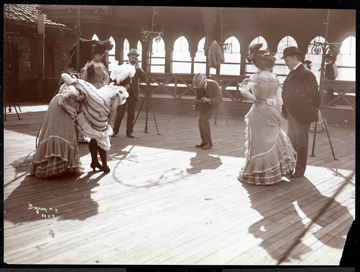 Cinco actrices en traje ensayando en el techo de lo que probablemente sea el Teatro de Nueva York, Nueva York, 1900 de Byron Company