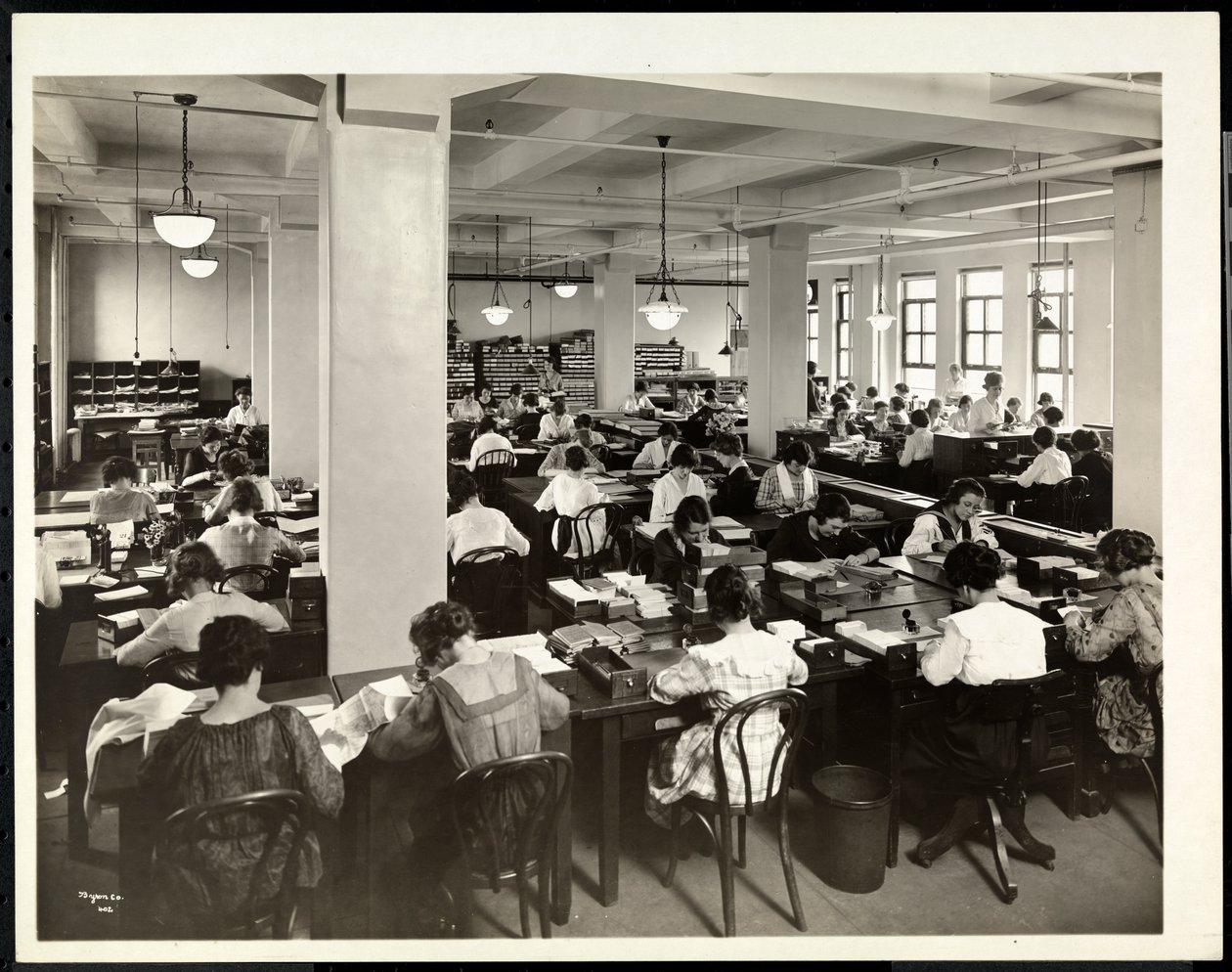 Vista interior de mujeres trabajando en el departamento de pedidos en International Magazine Co., 119 West 40th Street, Nueva York de Byron Company