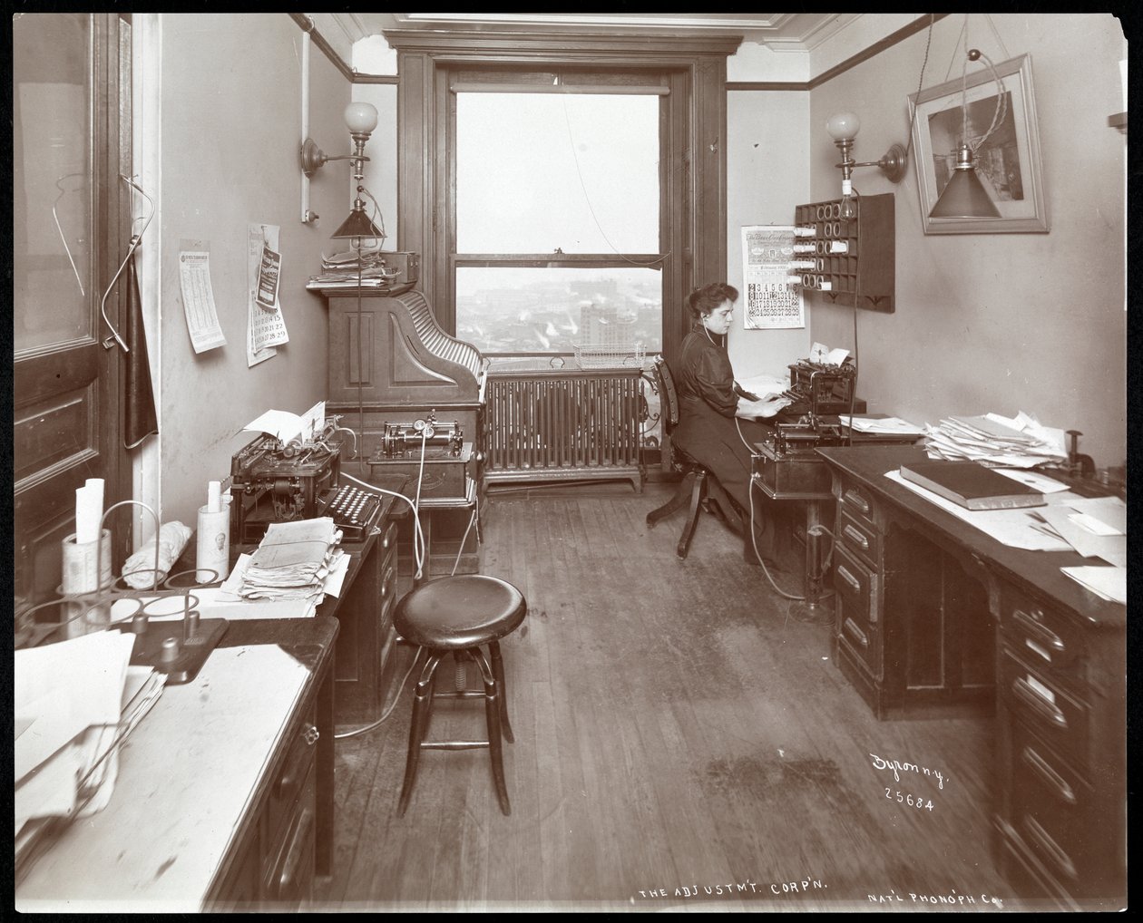 Oficina de la National Phonograph Co. con mujer en máquina de escribir, Nueva York, 1898 de Byron Company