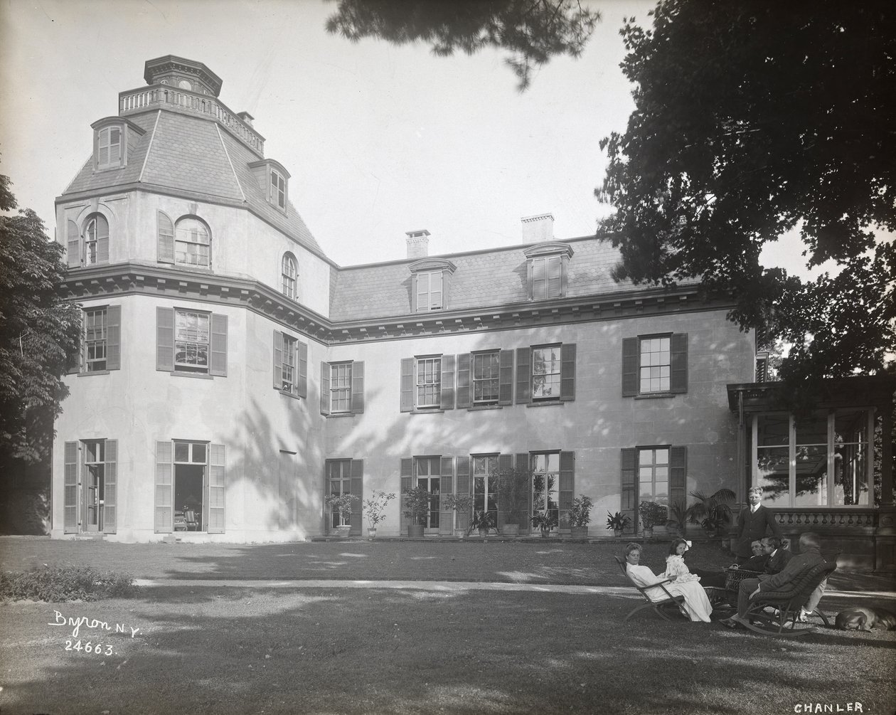 Personas sentadas en sillas en el césped frente a la residencia Astor Chanler en Barrytown, Nueva York, 1907 de Byron Company