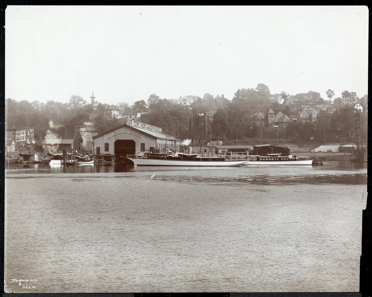 Vista del muelle y astilleros del New York Yacht, Launch und Engine Co. en el río Harlem, Nueva York, 1905 (impresión de gelatina de plata) de Byron Company