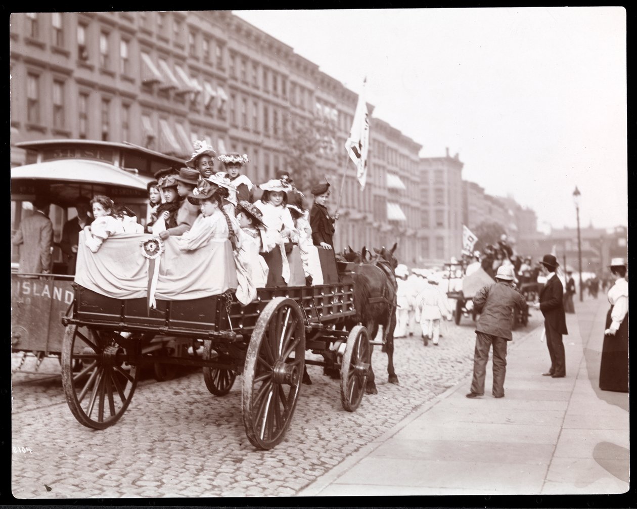 Vista de mujeres jóvenes en un carro en el desfile de limpiadores de calles en la calle 34 cerca de la 4ª Avenida, Nueva York, 1896 de Byron Company