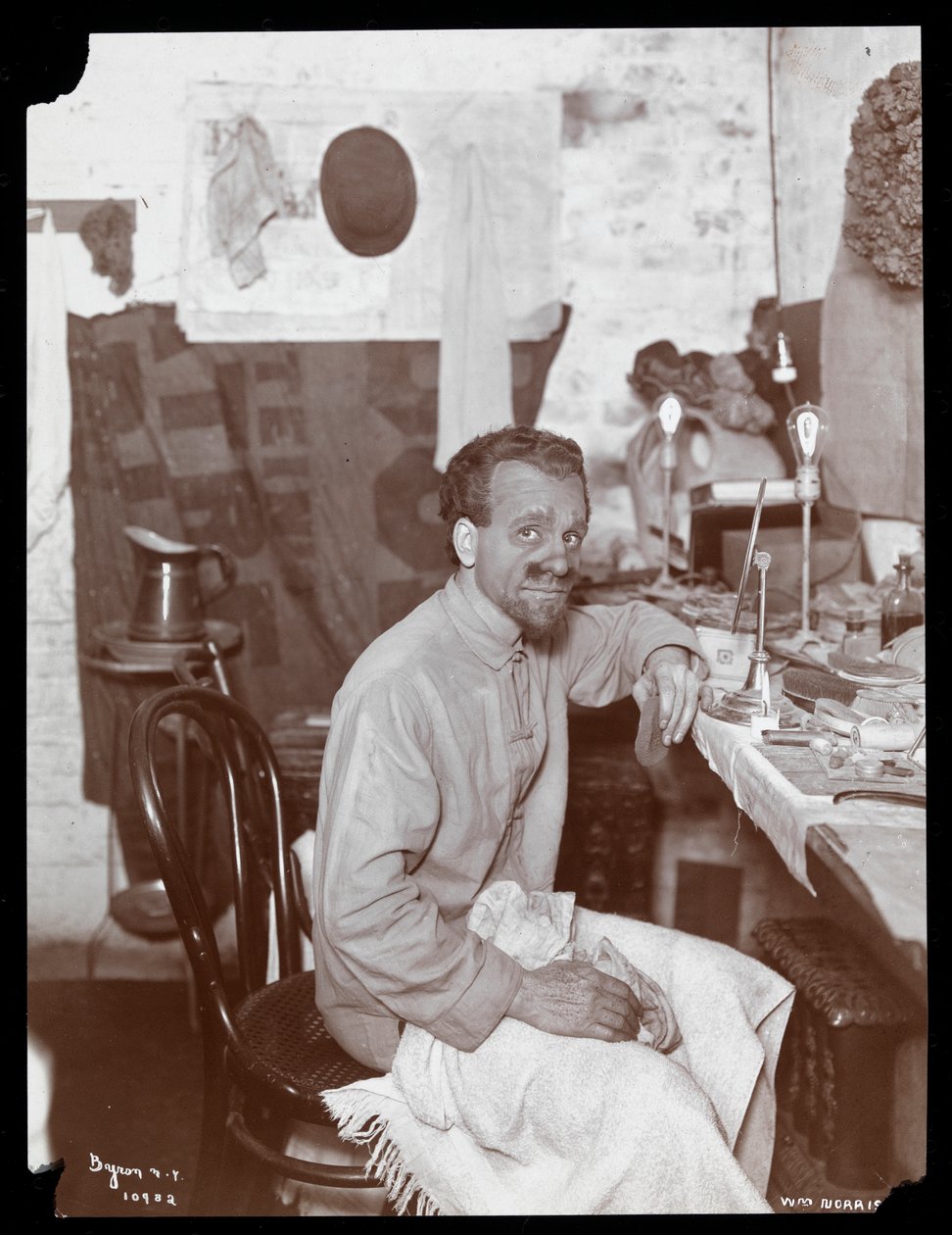 William Norris aplicando maquillaje para su personaje del bufón del rey en 
