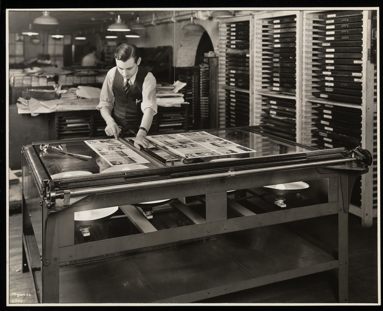 Trabajando en un diseño en una mesa de luz en Unz y Co., 24 Beaver Street, Nueva York, 1932 de Byron Company