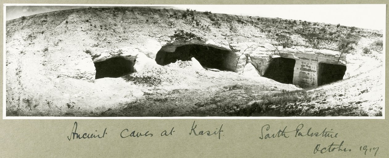 Cuevas antiguas en Kasif, Palestina del Sur, octubre 1917 de Capt. Arthur Rhodes