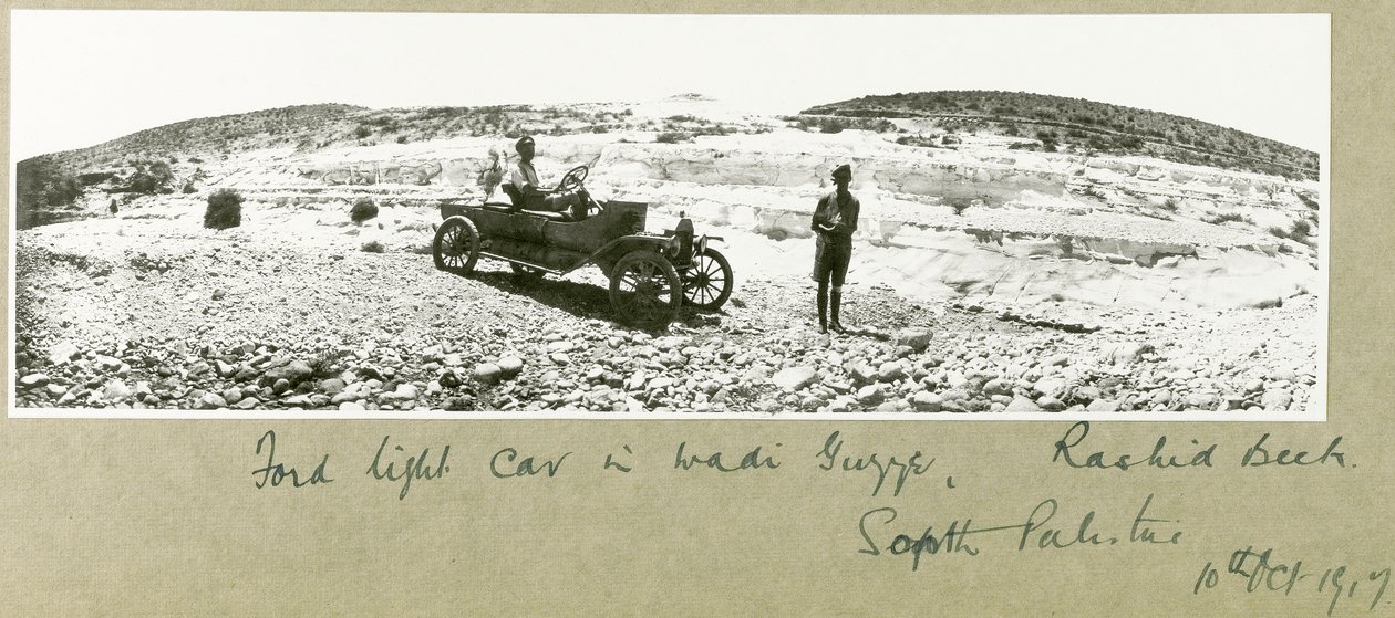 Coche ligero Ford en Wadi Guzzeh, Rashid Beck, Palestina del Sur, octubre de 1917 de Capt. Arthur Rhodes